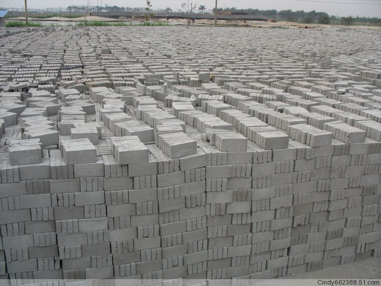 抗压强度等级mu15,密度等级b级,合格的混凝土实心砖(gb/t21144-2007)