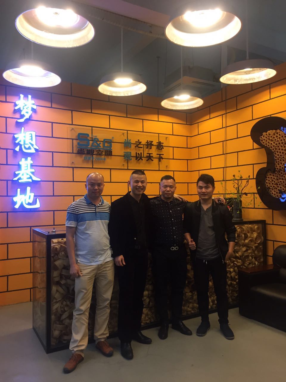 4广州市尚观展览工程有限公司创始人颜古率工程部陆杰，与考察企业中的客户.jpg