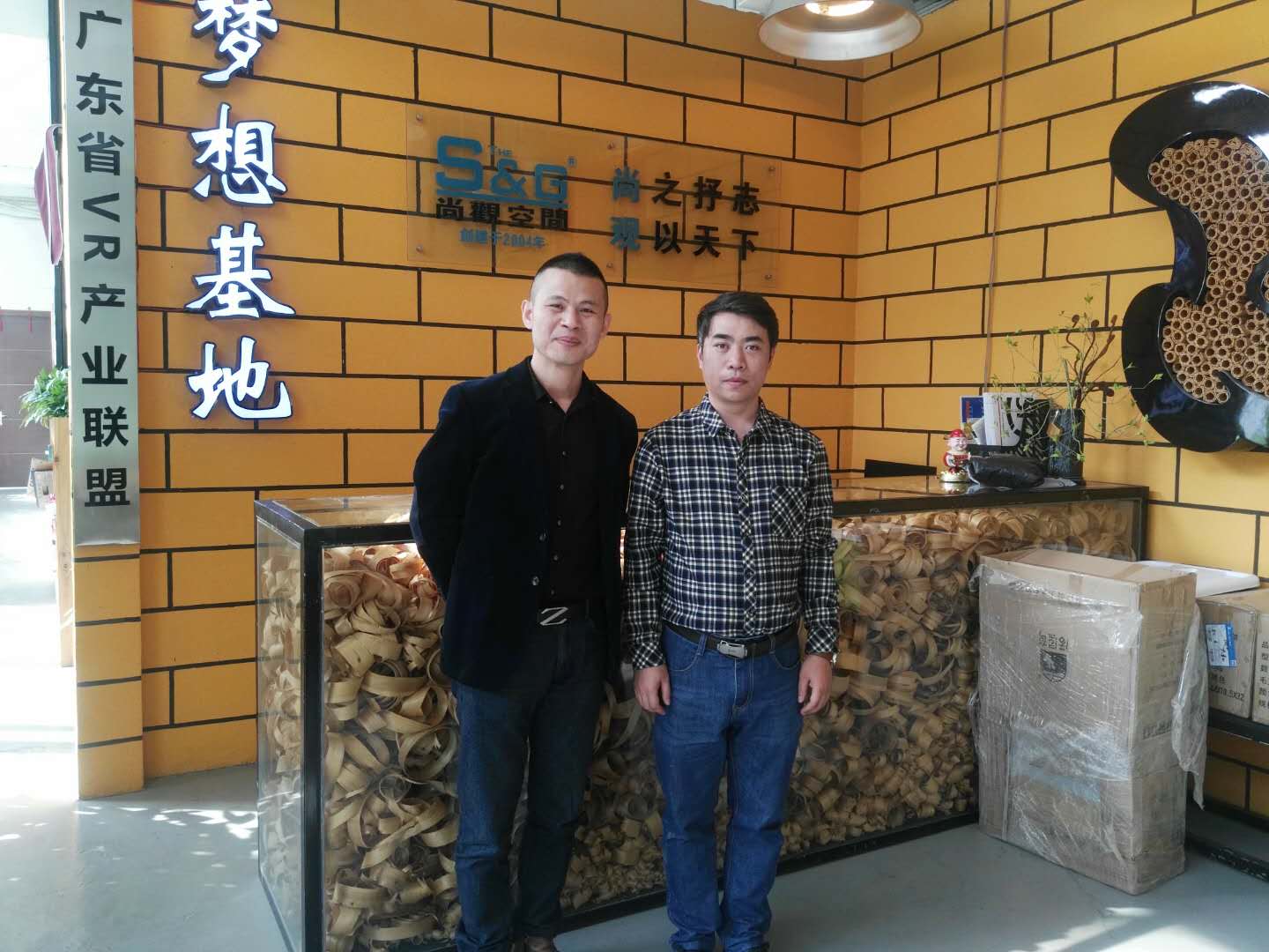 19广州市尚观展览工程有限公司创始人颜古，与来企业考察的西藏求本生物科技有限公司 赵军4.jpg