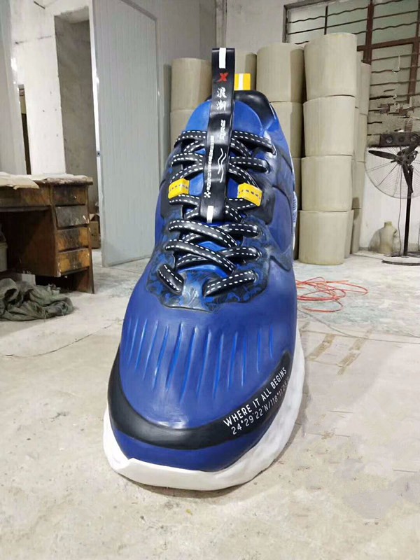天津玻璃钢运动鞋雕塑 仿鞋子雕塑 室外景观制作