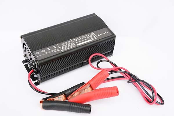 湖北锂电池充电器厂家直销72V20A电动观光车充电器