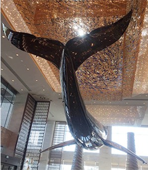 上饶 定制巨型不锈钢鲸鱼动物雕塑 商场创意镜面鲸鱼悬空挂件