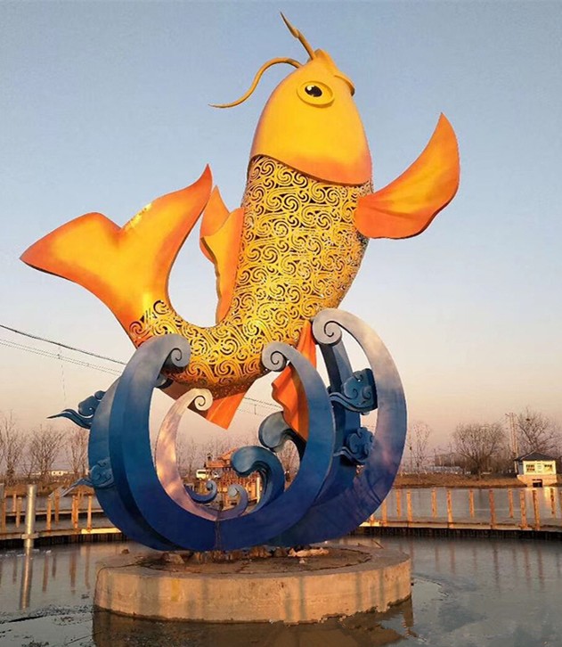 海东不锈钢彩绘鲤鱼雕塑 公园草坪鲤鱼雕塑定制