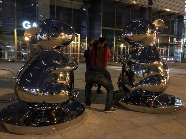重庆广场灯光底座老鼠雕塑 不锈钢镜面生肖鼠创意图