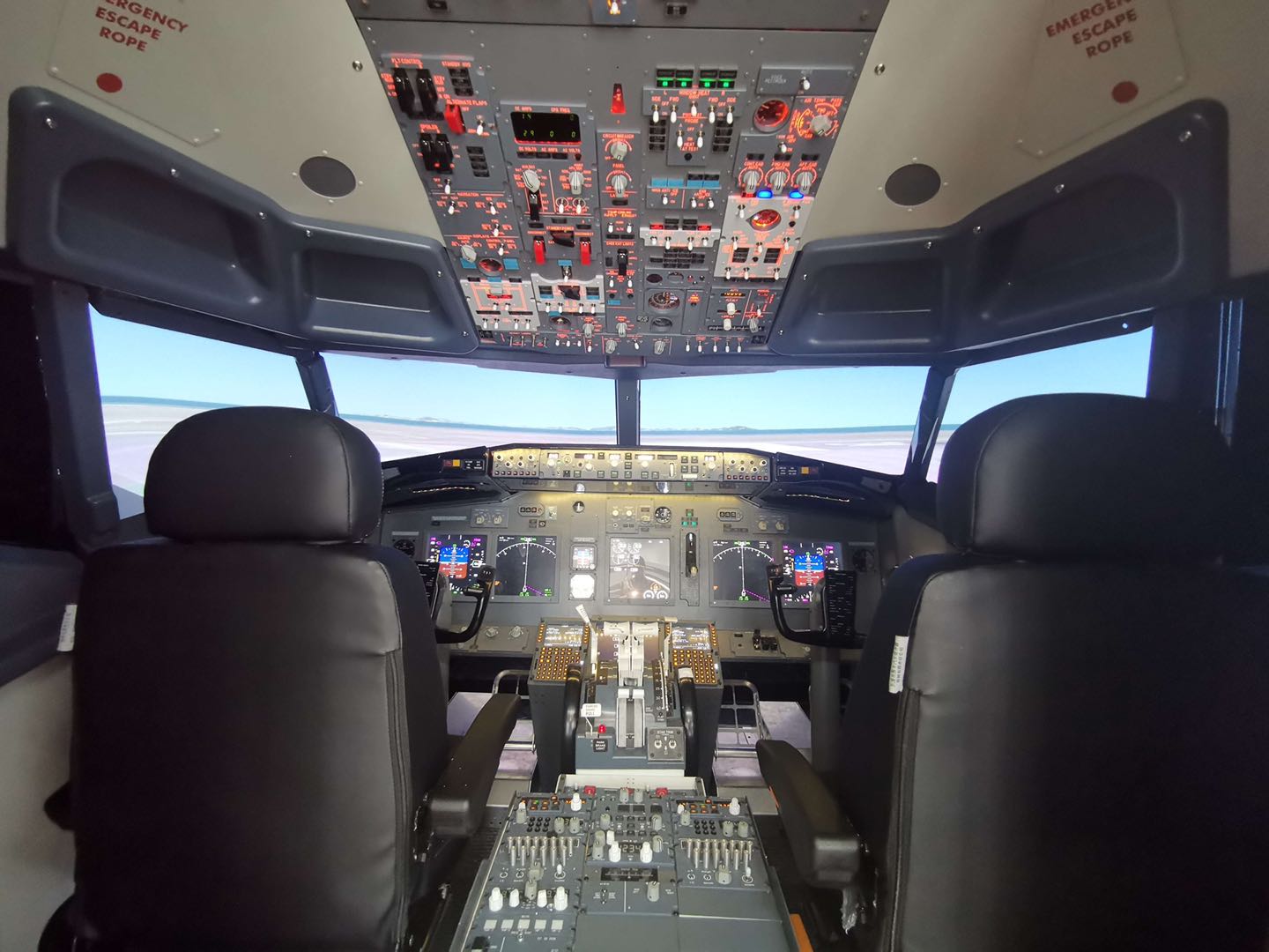 ——科普级波音b-737模拟训练舱驾驶舱内景