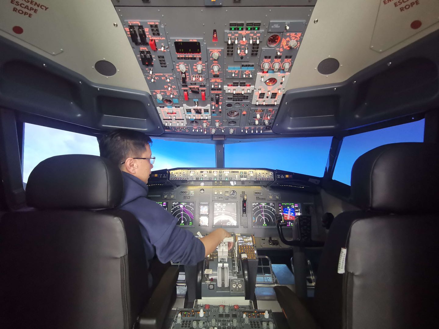 四川未来之鹰航空波音B-737模拟训练舱顺利交付深圳科技馆并投入使用