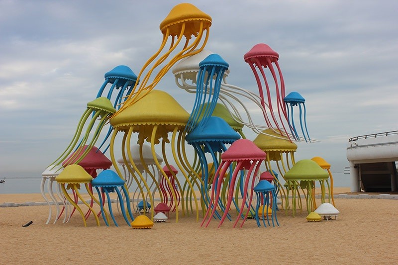 西安沙滩景观彩绘水母雕塑 海岸不锈钢海洋生物摆件