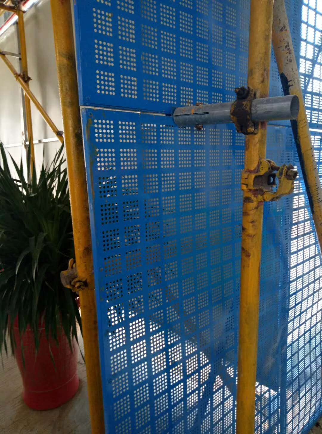 安平爬架网厂家 镀锌板冲孔爬架网 建筑高层爬架安全网