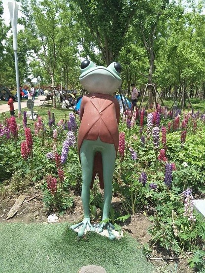 保定植物园站立青蛙雕塑 卡通动物王子造型摆件