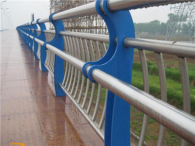 晋城桥梁栏杆不锈钢人行道护栏景西南路安装接近尾声