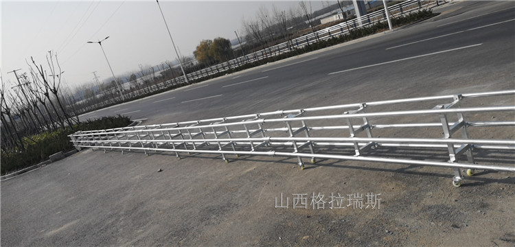 安徽省宿州市am级框架式活动护栏预应力开口护栏完工现场案报道！
