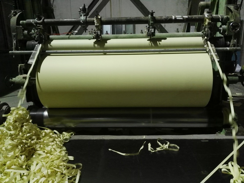 华闻纸业促销65克米黄双胶纸760卷筒60克防近视纸780卷筒