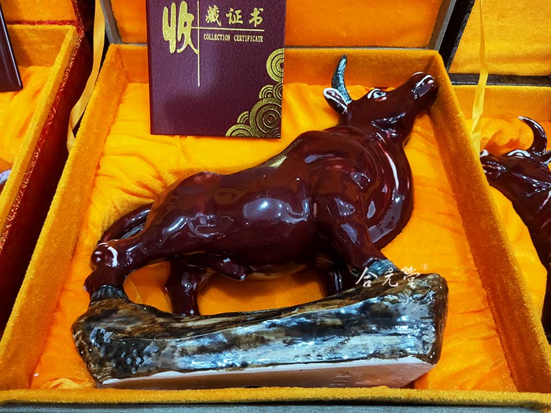 景德镇雕塑瓷牛摆件礼品生产厂家