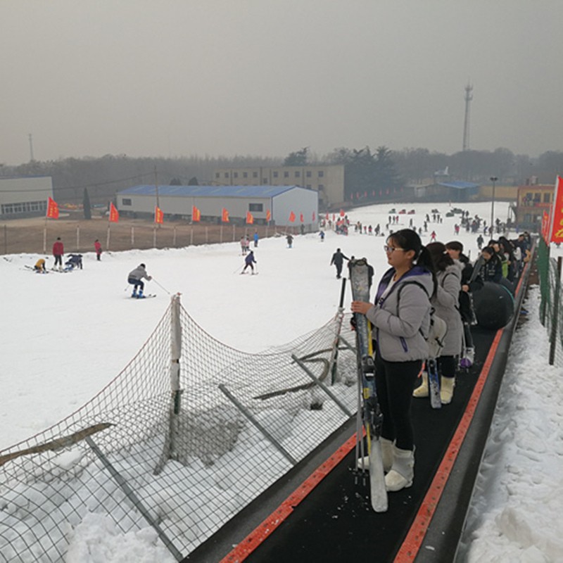 雪道电梯助力冰雪运动 运城雪场输送带乘坐时身体略微前倾