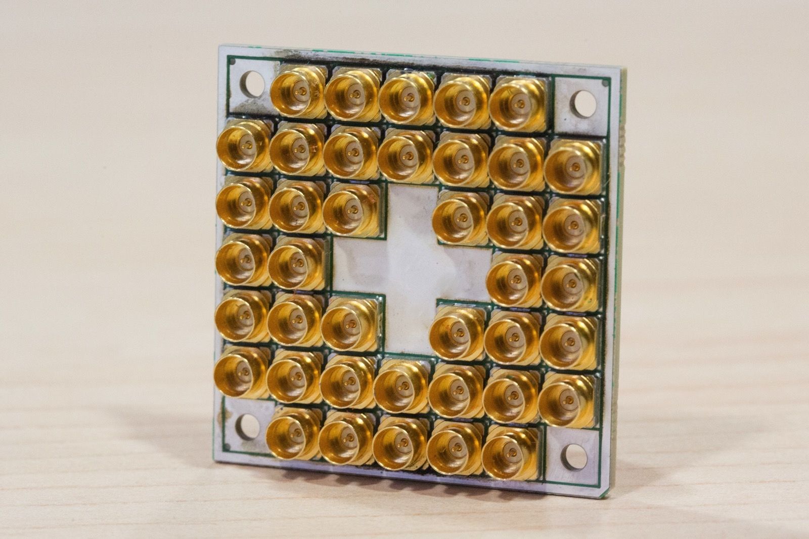  英特尔发布量子计算测试芯片，在量子计算实际应用上迈出了大步